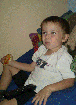 Picture of Betzalel eating pizza.